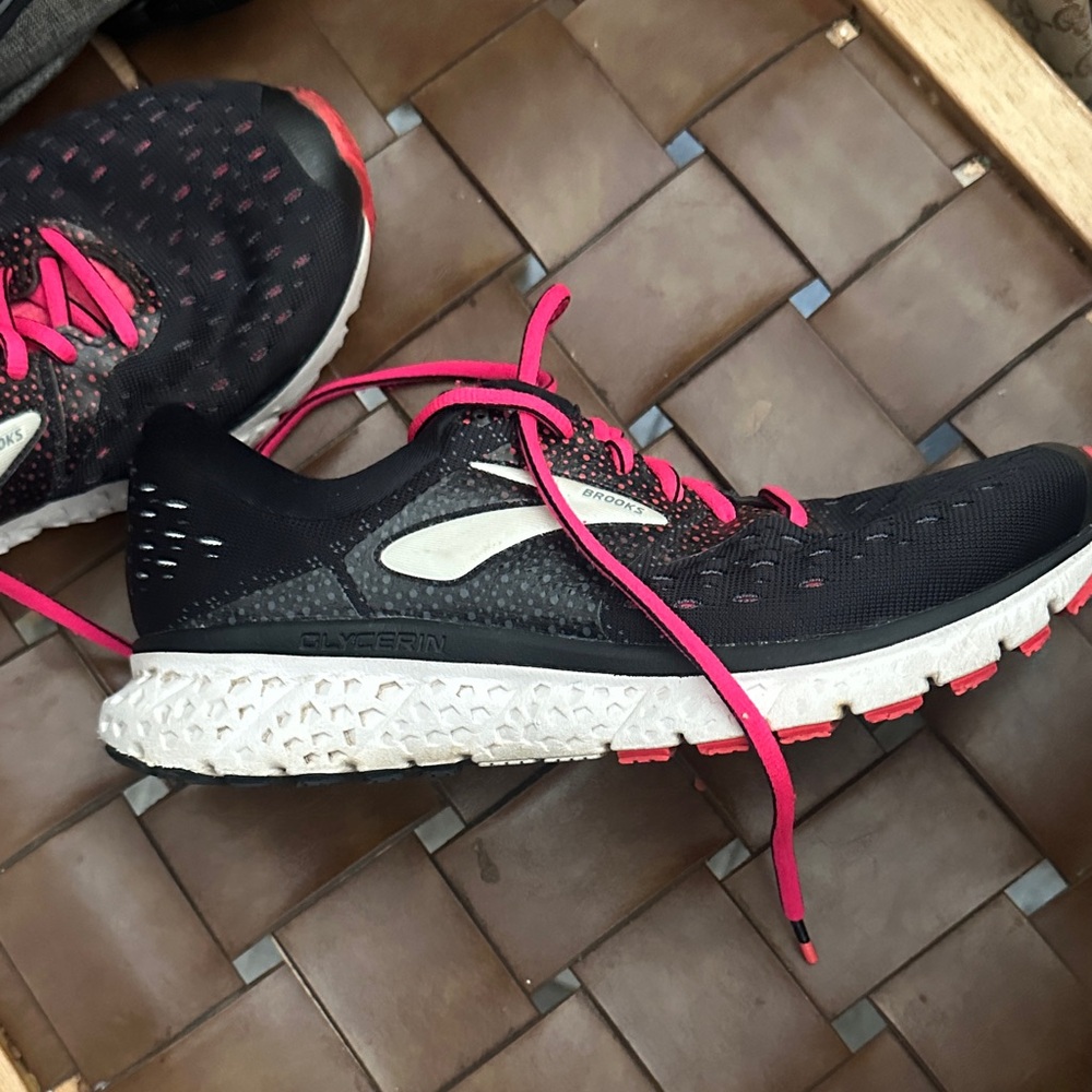 Brooks Women's Black and Pink Athletic Shoes
